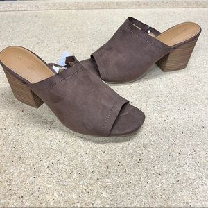 Universal Thread slide shoes‎ size 6.5